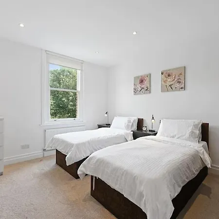 Apartment Broadway - Lovely 2-bedroom Flat With Offstreet Parking