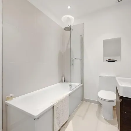 Broadway - Lovely 2-bedroom Flat With Offstreet Parking Apartment