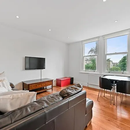 Broadway - Lovely 2-bedroom Flat With Offstreet Parking