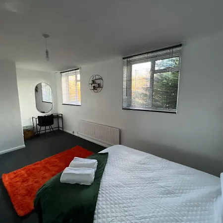 A Two Bedroom Cosy Hideaway Based In Greenwich * London
