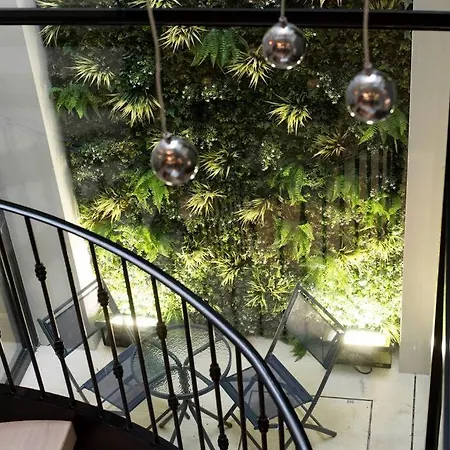 New, Luxury 3 Bed Duplex In Covent Garden Apartment *