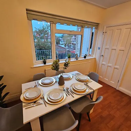 Large 4 Bedrooms Golders