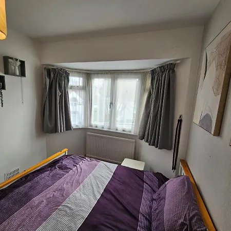 Large 4 Bedrooms Golders London