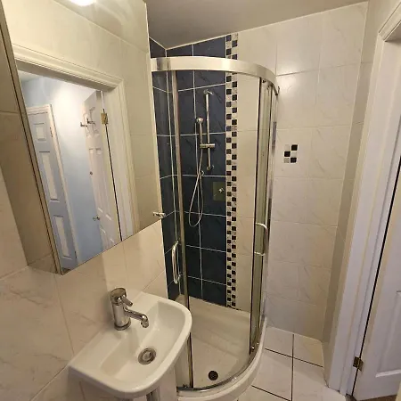 Large 4 Bedrooms Golders Apartment