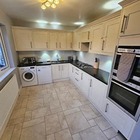 Large 4 Bedrooms Golders Apartment