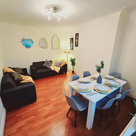 Large 4 Bedrooms Golders Apartment