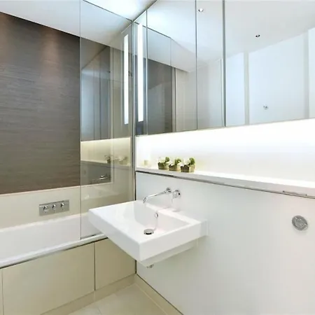 Park Lane Large Luxury Sleeps 6 Apartment *