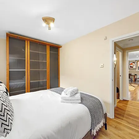 2 Bedroom Riverside Short Term & Flexible Renting Canary Wharf! London