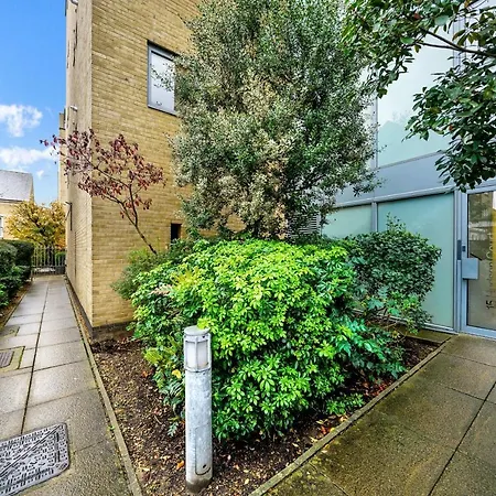 Apartment 2 Bedroom Riverside Short Term & Flexible Renting Canary Wharf! London