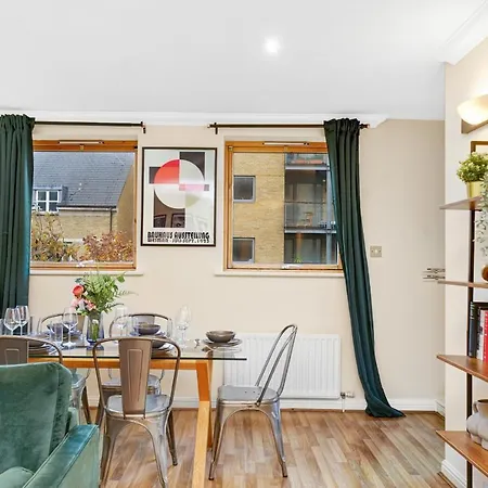 Apartment 2 Bedroom Riverside Short Term & Flexible Renting Canary Wharf!