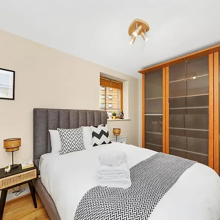 2 Bedroom Riverside Short Term & Flexible Renting Canary Wharf! *