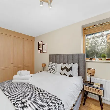 2 Bedroom Riverside Short Term & Flexible Renting Canary Wharf! * London
