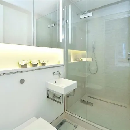 Apartment Park Lane Large Luxury Sleeps 6 London