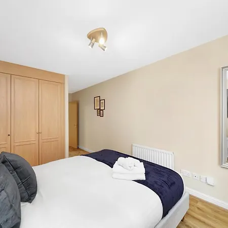 2 Bedroom Riverside Short Term & Flexible Renting Canary Wharf! *