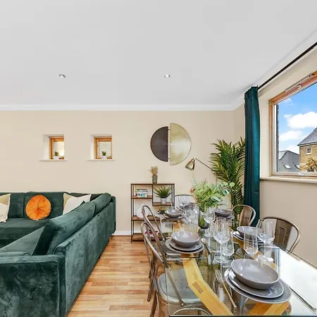 2 Bedroom Riverside Short Term & Flexible Renting Canary Wharf!