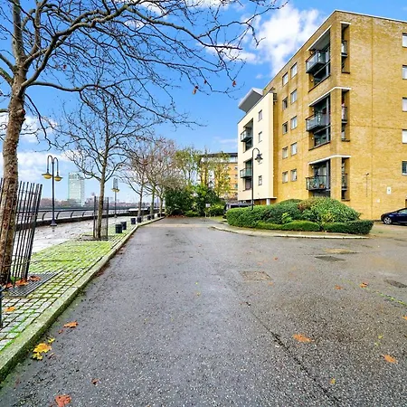 2 Bedroom Riverside Short Term & Flexible Renting Canary Wharf! London