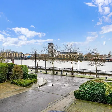 2 Bedroom Riverside Short Term & Flexible Renting Canary Wharf! Apartment