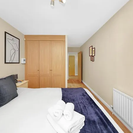 2 Bedroom Riverside Short Term & Flexible Renting Canary Wharf! London