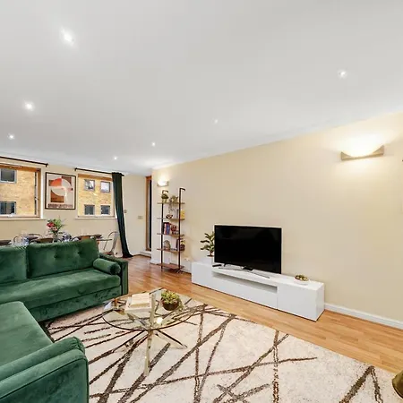2 Bedroom Riverside Short Term & Flexible Renting Canary Wharf! Apartment