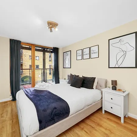 Apartment 2 Bedroom Riverside Short Term & Flexible Renting Canary Wharf!
