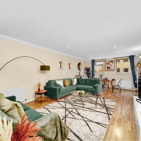 Apartment 2 Bedroom Riverside Short Term & Flexible Renting Canary Wharf! London