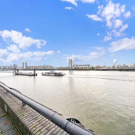 2 Bedroom Riverside Short Term & Flexible Renting Canary Wharf! Apartment