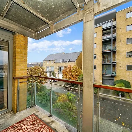 2 Bedroom Riverside Short Term & Flexible Renting Canary Wharf!