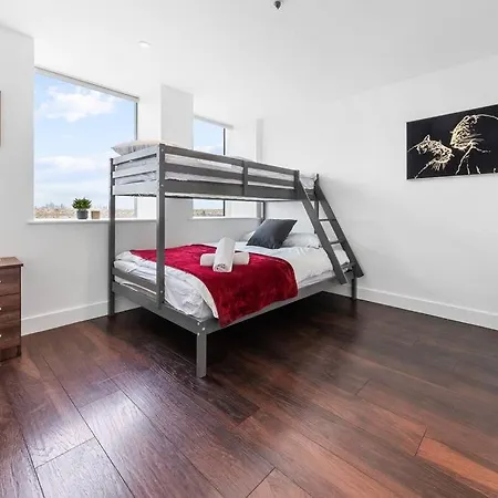 Apartment Brand New 20 Mins From Waterloo Bp34 London