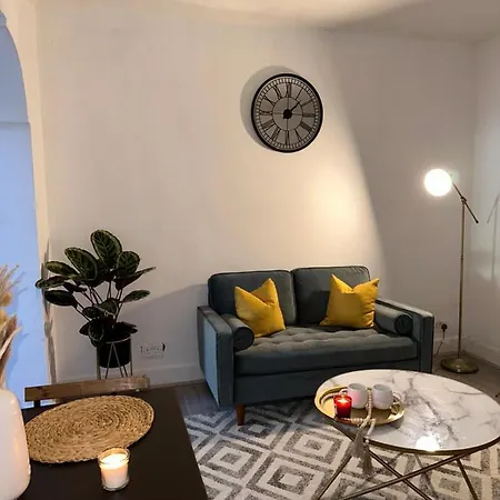Artistic Two Bedroom * London