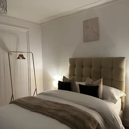Apartment Artistic Two Bedroom London