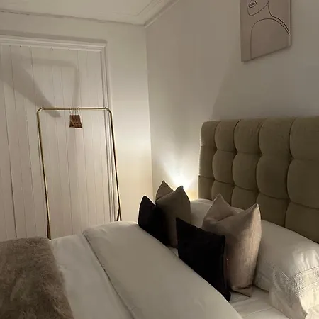 Artistic Two Bedroom * London
