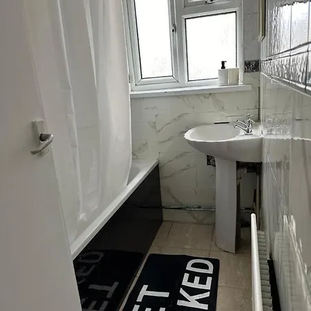 Artistic Two Bedroom Apartment London