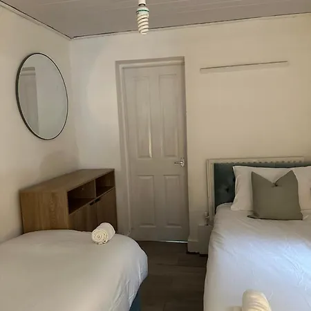 Apartment Artistic Two Bedroom London