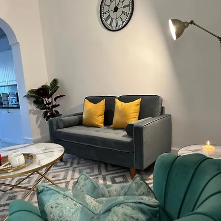 Artistic Two Bedroom Apartment London