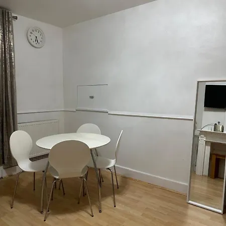 3rd Flat With Private Toilet And Bathroom Setup For Family Enjoyment 134 Keedonwood Road Habitación en casa particular *