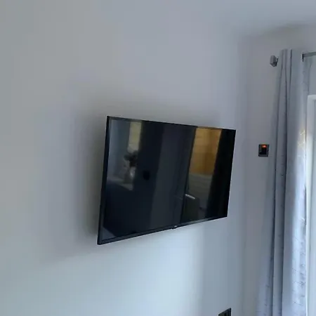 Annex A, A One Bedroom Flat In South London Apartment *
