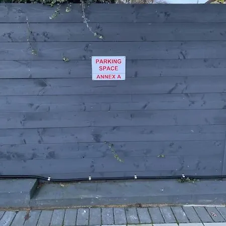 Annex A, A One Bedroom Flat In South London Apartment *