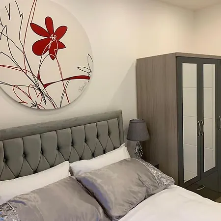 Annex A, A One Bedroom Flat In South London * Carshalton
