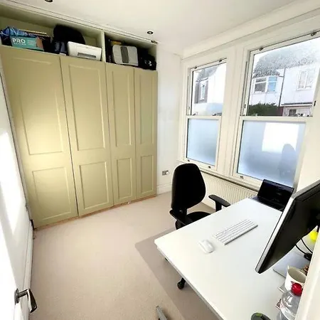 Entire Modern With Garden Near Underground Station *