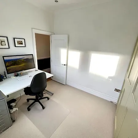 Entire Modern With Garden Near Underground Station Apartment *