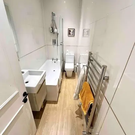 Apartment Entire Modern With Garden Near Underground Station London