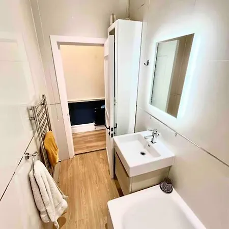 Entire Modern With Garden Near Underground Station * London