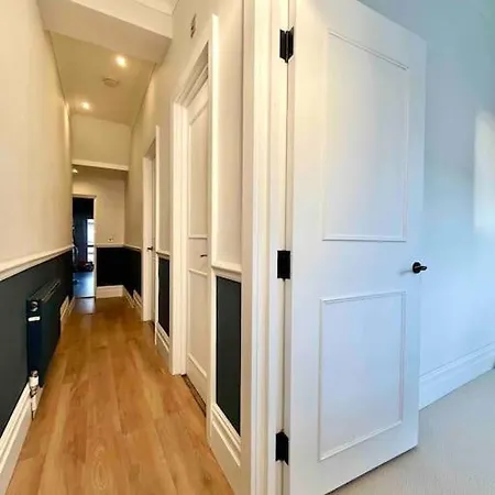 Apartment Entire Modern With Garden Near Underground Station London
