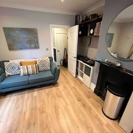 Apartment Entire Modern With Garden Near Underground Station