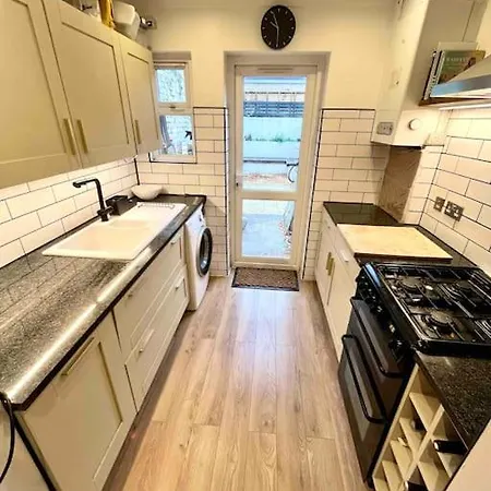 Apartment Entire Modern With Garden Near Underground Station