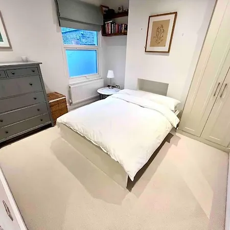 Entire Modern With Garden Near Underground Station Apartment
