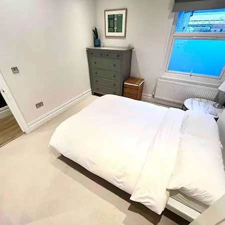 Entire Modern With Garden Near Underground Station * London