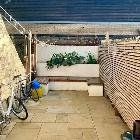 Entire Modern With Garden Near Underground Station London