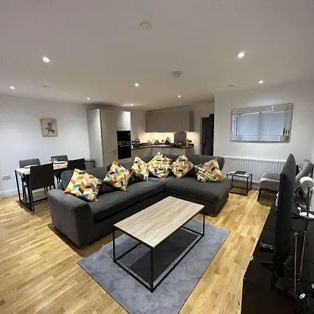 Apartment Lovely 2 Bedroom *