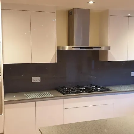 Luxury London House Sleeps X 16, Free Parking, Free Wifi, Garden Patio, Close To Tube Line Easy Access To London